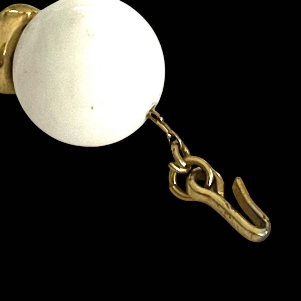 Chic Chunky Vintage Monet White and Gold Graduated Bead Necklace - Picture 12 of 14